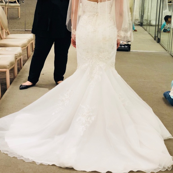 Wedding dress - Picture 1 of 4